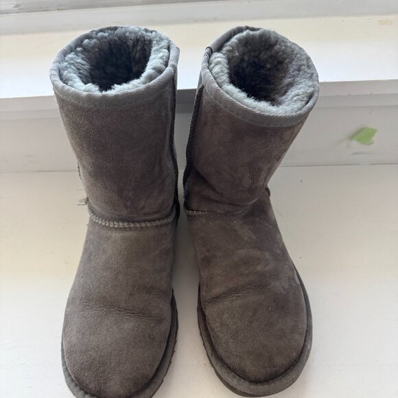 Ugg Women's Classic Short II (Size 6) - Picture 2 of 3